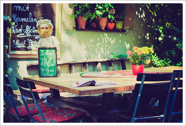 Tisch auf Terrasse, Bildquelle: Unsplash